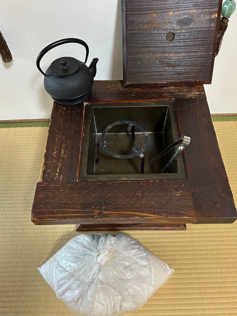 囲炉裏テーブル　火鉢 木製座卓 引き出し付　五徳　灰　未使用鉄瓶と瓶敷付き　池永 Amazon.co.jp: 囲炉裏テーブル 火鉢 木製座卓 引き出し付 五徳 灰 鉄瓶